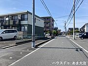 幅員約7.7mの前面道路です。引越し業者のトラックも問題なく停めて置くことが出来る道幅です。