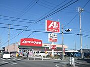 クスリのアオキ　小路店　営業時間9時～22時　カウンセリング化粧品、食品、お酒の取り扱いあり。駐車場も広々としていて、車でのお買い物も安心です。 930m