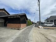 幅員約3.2mの前面道路です。セットバックが必要となりますが、道路幅が広がるので車の出し入れもしやすくなりますね。