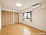 洋室：各窓にはカーテンレール付き、入居時費用を抑える事もできそうですね。　※居住中につき画像を一部加工しています。