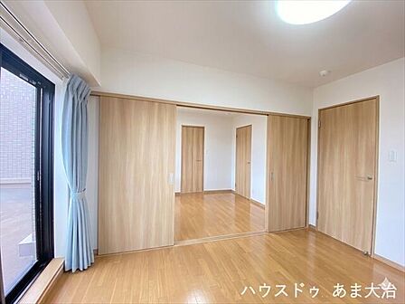 6帖×2:子どもの成長やライフスタイルの変化に合わせ引き戸で2つの個室に分割できるのは嬉しいですね。 ※居住中につき画像を一部加工しています。