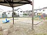 周辺：「新居屋第4ちびっ子広場」　通称どんぐり公園と呼ばれ、昼には小さなお子さま連れ、夕方には近隣の子供たちでにぎわう公園です。屋根のあるベンチもあります。 300m