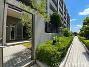 専用庭からそのまま駐車場にアクセスできるのは1階住戸ならではの魅力です。外側からお庭には鍵がないと入れないので防犯面も安心。※居住中につき画像を一部加工しております。