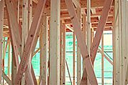 【伝統的工法：木造軸組み工法】土台、柱、梁などの住宅の骨格を木の軸で造る工法です。接合部には補強金物を取り付け、床には構造用合板を使用するなど強い耐震性・耐久性を発揮しています。