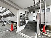 階段付近に集合ポストの設置があります。