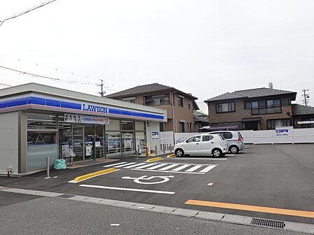 ローソン甚目寺五位田店 人気のローソン『MACHIcafeシリーズ」。コーヒーはもちろん、フラッペなども充実しています。出入りのしやすい駐車場なので、フラっと立ち寄りやすい 320m
