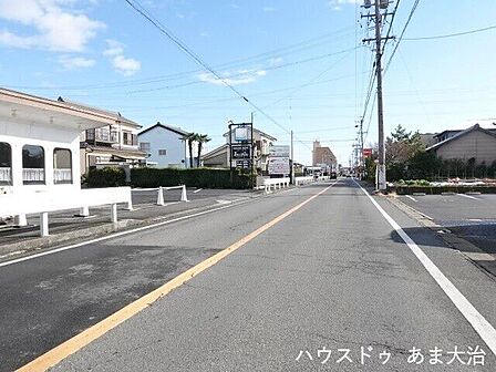 大型車も通ることのできる道幅で、お引越しの際の荷物の搬入も安心です。