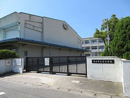 「宝小学校」 教育目標 「やさしい心、つよい体」。知・徳・体の調和のとれた人間形成を目指して、基礎・基本を重視しつつ個性と創造性を伸長し、生きる力と人間性豊かな児童の育成を図る。 1900m