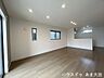 リビング/ダイニング：整形のLDKはダイニングテーブルやソファ、テレビボード等、家具の配置がしやすくなっています。