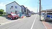 【前面道路】交通量が少なく静かな環境のため、歩行者や高齢者、お子様にも安心の立地です♪周辺の騒音も少ないため、落ち着いた雰囲気の中で穏やかな毎日を過ごしたい方にぴったりの住環境です！
