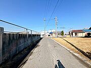 大型車や多くの車両が通行することが少なく、静かで落ち着いた環境が得られます。特に小さなお子さんがいる家庭では安心です！