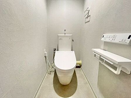 【温水洗浄器付きトイレ 】温水洗浄器付きのトイレは、便座を暖かく保てるため、冬場でも座ったときにヒヤッとせず快適に使用できます!ペーパーの使用量の削減にもなるため経済面でもメリットがあります♪