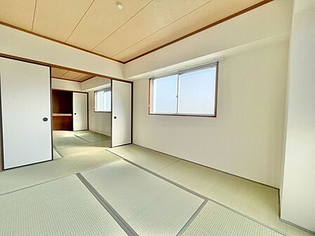 【和室】客間・寝室・食事など様々な用途で使用することができ、畳は湿度調整にも優れています!柔らかな肌ざわりと木の香りが心をほぐし、和室ならではの落ち着きと安らぎに満ちた空間を生み出します♪