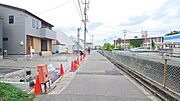 車がスピードを出しにくいため、交通事故のリスクが低減されます。歩行者や自転車が安全に通行しやすい環境です！