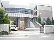 小牧中学校【小牧市の公立中学校で生徒数が多く活気ある学校。周辺にはラ・ムーやドン・キホーテなどの商業施設があり日常の買い物にも便利な立地です。地域に根ざした学校として安定した教育環境が整っています】…