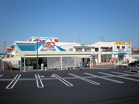 ナフコ不二屋 桃花台店【生鮮食品から日用品まで揃うナフコ不二屋桃花台店。鮮度と品質にこだわった品揃えで、毎日の食卓を支え、家族の暮らしに寄り添う地域密着のスーパーマーケットです。】 1380m