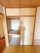 【押入】奥行きと幅のある押し入れは、布団や季節物の衣類、大型の道具までしっかり収納できる頼もしいスペース♪和室ならではの落ち着いた雰囲気と調和し、すっきり片付いた心地よい空間を保てます♪