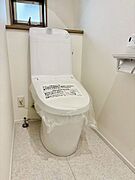 【トイレの窓】トイレに窓があることで自然な空気の流れが生まれ、嫌な臭いをしっかり排出できます！外からの自然光も取り入れられ、昼間は照明に頼らず明るく快適な空間が広がります♪