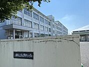 古知野東小学校【周辺には古知野東保育園があり、住宅地が広がる落ち着いた環境の中に位置する公立小学校。身近に子育て施設がそろい、地域に見守られながら安心して通学できる立地です。】 810m