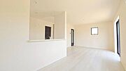 【見通しの良いリビング】縦長のリビングはどこにいてもお部屋全体が見渡しやすく、ぱっと見て室内の様子が把握しやすいです♪そのため小さなお子様がいるご家庭や、ペットを飼われていても安心です！