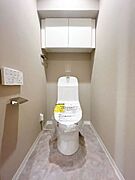 【温水洗浄器付きトイレ 】温水洗浄器付きのトイレは、便座を暖かく保てるため、冬場でも座ったときにヒヤッとせず快適に使用できます！ペーパーの使用量の削減にもなるため経済面でもメリットがあります♪