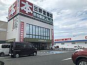三洋堂書店　江南店【書籍や雑誌、コミックを中心に、文具やCD・DVDなども取り扱う書店。幅広い品ぞろえで気軽に立ち寄れ、学びや趣味を支える地域に身近な店舗です。】 350m