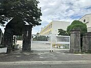 古知野南小学校【住宅地が広がる落ち着いた環境に位置し、周辺には古知野南保育園などの子育て施設も点在する立地。地域に見守られながら安心して通学できる公立小学校です。】 70m