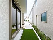 【庭】コンテナガーデンを取り入れればトマトなどの作物を育てて家庭菜園が楽しめます♪限られたスペースだからこそ手入れがしやすく、お花やグリーンを飾り、癒し空間として暮らしに彩りを添えられます♪