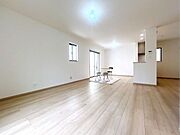 【見通しの良いリビング】縦長のリビングはどこにいてもお部屋全体が見渡しやすく、ぱっと見て室内の様子が把握しやすいです♪そのため小さなお子様がいるご家庭や、ペットを飼われていても安心です！