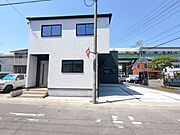 【駐車場　並列2台分】両方の車が独立して駐車できるため、片方の車を移動させる必要がなく、効率的に出し入れができます！車を出し入れする際にバックや切り返しも少なくなるため、駐車が楽になります♪