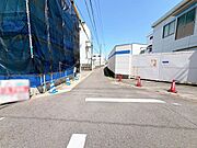 【前面道路】大型車の通行が少なく、静かで落ち着いた環境が魅力です♪小さなお子さんがいるご家庭でも安心して暮らせます！車がスピードを出しにくく、交通事故のリスクも低減される安全な住環境です！