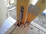 住宅には耐力壁と呼ばれる地震や風の力に耐える壁が存在します。それぞれに対して金物を用いて緊結します。またそれら壁に対し引き抜き力に抵抗する金物も取り付けております。