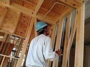 屋根が出来上がり、構造金物や耐力壁・防水等の工事が終わると中間検査になります。法令検査はもちろん、基礎同様専門の係員と工事監督がチェックします。