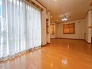【大きい窓】大きな窓と光沢のある床が、部屋全体を明るく広く見せてくれます！自然光がたっぷり差し込み、開放的な空間に♪汚れも目立ちにくく掃除がしやすいので、毎日気持ちよく過ごせます！