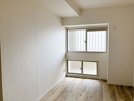 【洋室】広々としたお部屋は家具の配置やインテリアデザインがしやすく、自分好みの居心地の良い空間を作れます♪ソファやテレビ台を設置して家族や友人とくつろげるセカンドリビングスペースにもなります!