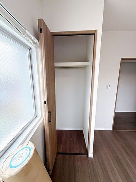 【全室収納付き】全ての部屋に収納が備わっているため、家族ごとに持ち物を分けて整理しやすく、生活空間をすっきり保てます!日々の片付けがしやすく、暮らしのリズムが整いやすい嬉しいポイントです♪