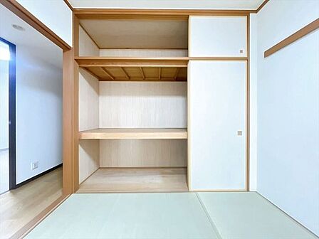 【押入】奥行きと幅のある押し入れは、布団や季節物の衣類、大型の道具までしっかり収納できる頼もしいスペース♪和室ならではの落ち着いた雰囲気と調和し、すっきり片付いた心地よい空間を保てます♪