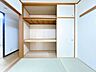 収納：【押入】奥行きと幅のある押し入れは、布団や季節物の衣類、大型の道具までしっかり収納できる頼もしいスペース♪和室ならではの落ち着いた雰囲気と調和し、すっきり片付いた心地よい空間を保てます♪