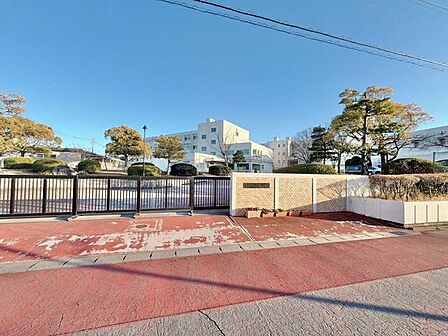 桃陵中学校【小牧市の公立中学校。隣に小学校があり、小中で連携しやすい環境です。周辺は住宅街で落ち着いた住環境が広がっています。HPでは行事やの様子を日々更新しており、活動が分かりやすい点も魅力です…