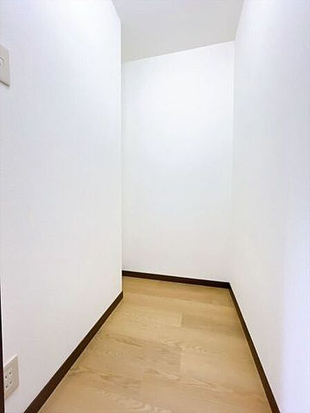 【納戸】書斎や物置などライフスタイルに応じて自由に使える納戸!季節物の衣類や布団、趣味のグッズなど、普段使わない物を置いたりすることで、居住スペースを整理された印象に保つことができます!