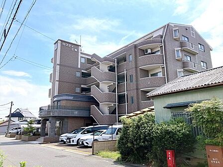 【外観】5階建ての落ち着いた外観が印象的なマンション。周囲の街並みに馴染むすっきりとした佇まいで、住まう人を優しく迎えてくれます。整えられた外観からも、しっかりとした住まいの安心感が感じられます。
