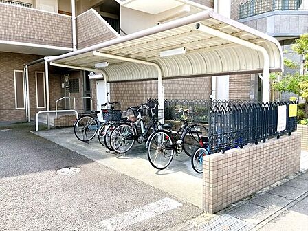 【駐輪場】共有の駐輪場は広々としており、屋根があるため雨風や日差しから自転車を保護することが出来ます!また、ゆとりあるスペース設計のため出し入れもしやすく、混雑しにくい点も魅力です!