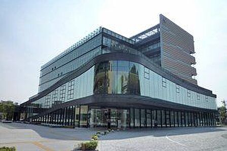 小牧市役所【小牧市役所は各種行政手続きや市民サービスを行う地域の中心施設で、暮らしに関わる相談や支援を幅広く受け付け、安心して生活できるまちづくりを支えています。】 920m