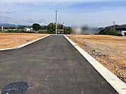 南側道路を西から撮影しました。