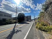 ★一宮小学校★建物東側の道路を北から撮ってみました。