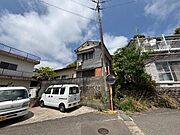 物件南側の道路から見た外観です少し上がった高台に位置しています