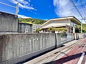 五台山小学校 890m