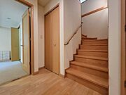 階段脇には収納があります掃除道具などを片付ける場所に最適です♪