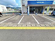 店舗前に駐車場3台分ございますのでお車でお越しの方もご安心ください♪