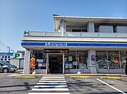 ローソン伊野駅前店 650m